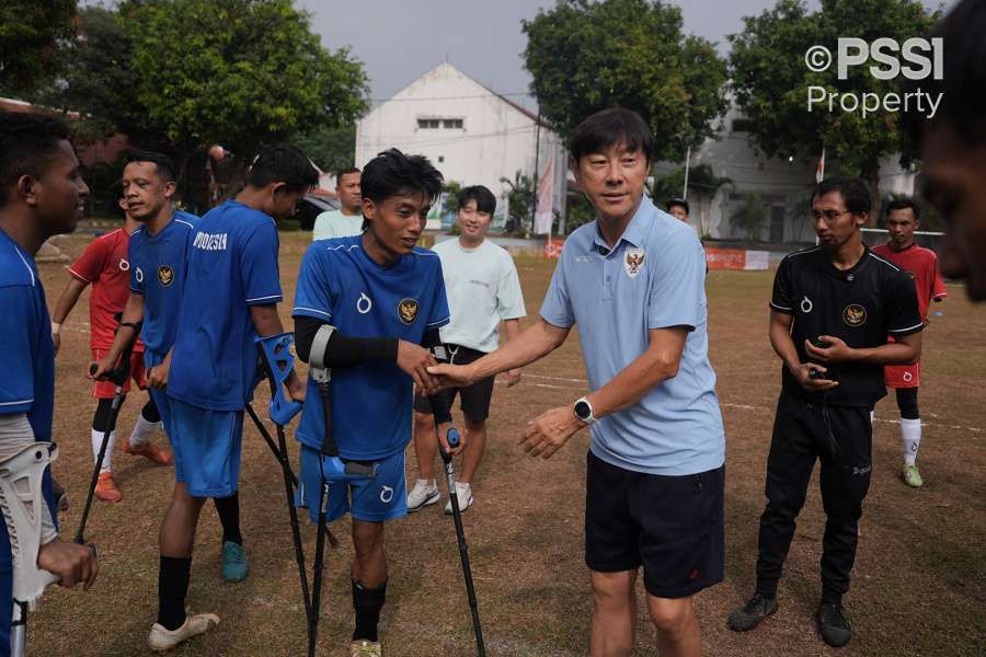 Shin Tae-yong Hadiri Latihan Timnas Indonesia Amputasi, Beri Motivasi Jelang Piala Asia 2024